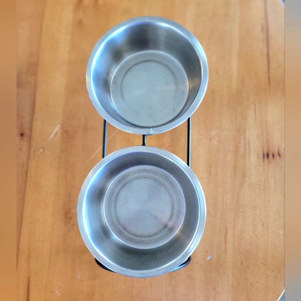 STAINLESS STEEL DOG BOWL SET IN ROD IRON FEEDER - Picture 3 of 4